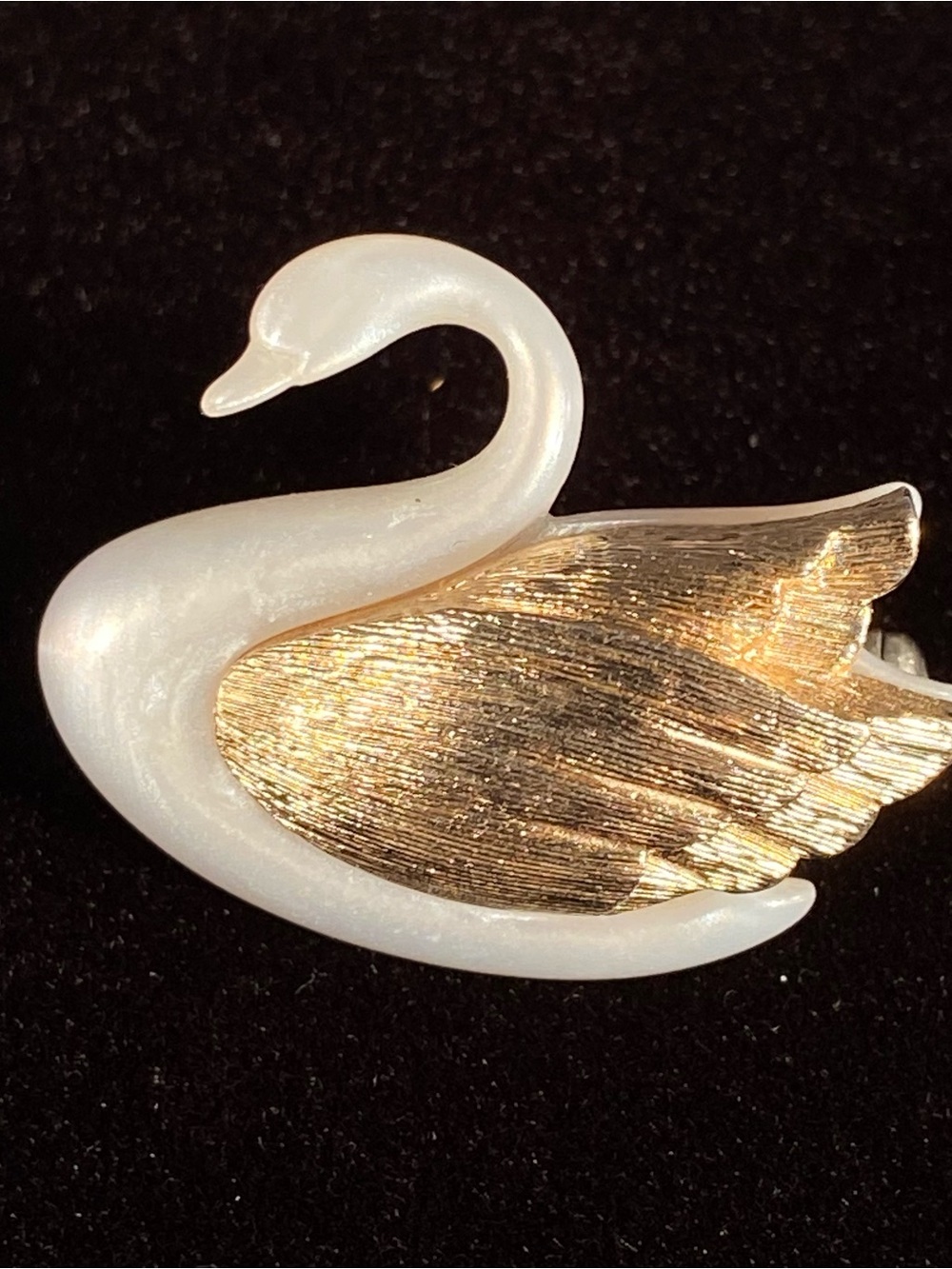 Vintage Avon Graceful Swan Pin With Goldtone Wings
